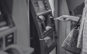 ATM y su ciclo de vida: mucho más que una máquina, un ecosistema vivo