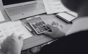 Calculadora de ahorros: Tercerización vs. Equipo In-house