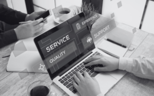 Service Desk interno vs servicio gestionado: costos, riesgos y retorno de inversión